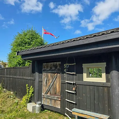 Dom wakacyjny Cozy Timber From 1966 With Sauna Kvenvær